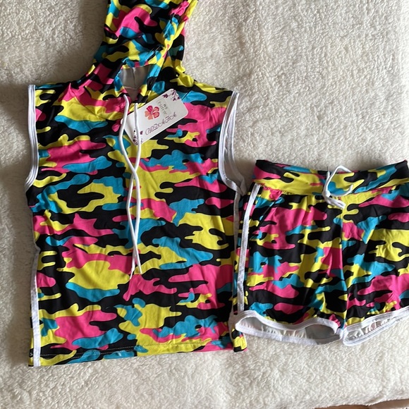 I’m selling Hoodie army fatigue short . multicolor. sizes are from small to XL - Picture 3 of 4